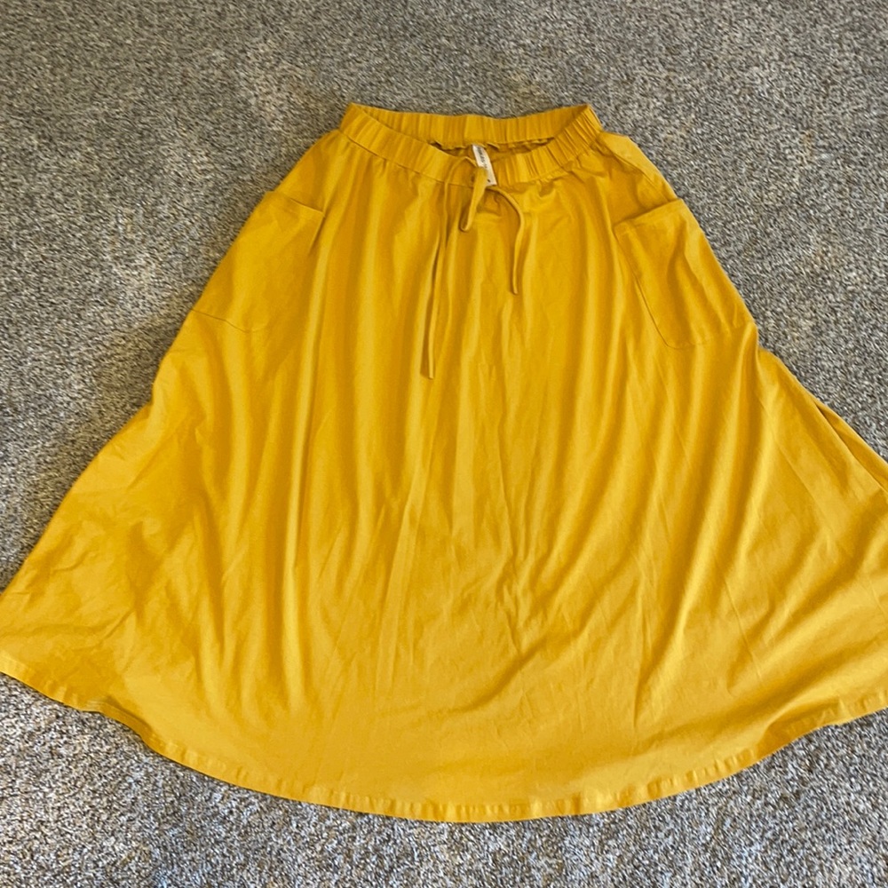 New/never worn Mustard colored skirt